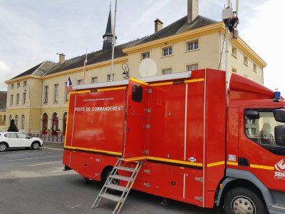Un poste de commandement avancé a été installé devant la mairie du Merlerault.