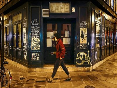 Un passant devant un bar à Paris, le 6 octobre 2020 - THOMAS COEX [AFP]