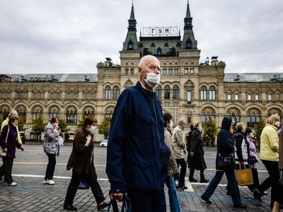 Un passant sur la Place rouge à Moscou, le 7 octobre 2020 - Dimitar DILKOFF [AFP]