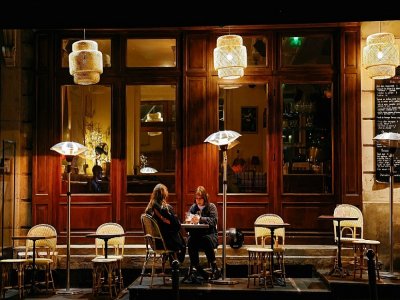Deux femmes à la terrasse d'un restaurant à Paris, le 6 octobre 2020 - THOMAS COEX [AFP]