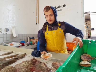 Au Havre, Le Mylanoh écoule les coquilles Saint-Jacques à 5 euros le kilo, une semaine après l'ouverture de la pêche.