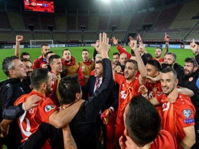 L'entraîneur de Macédoine du Nord, Igor Angelovski (c), fête la victoire avec ses joueurs en demi-finale des barrages de l'Euro-2020 face au Kosovars, à Skopje, le 8 octobre 2020 - Robert ATANASOVSKI [AFP]