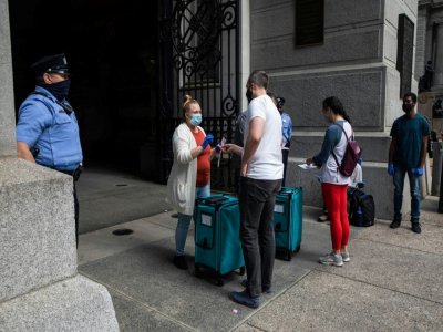 Des électeurs déposent leur bulletin de vote dans des urnes sur roulettes devant la mairie de Philadelphie, le 7 octobre 2020 - GABRIELLA AUDI [AFP]