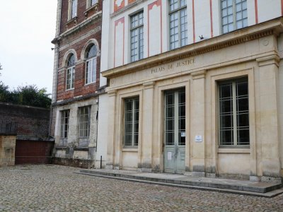 L'ancien palais de justice, situé dans la Cour Matignon en plein centre-ville, est désormais fermé.