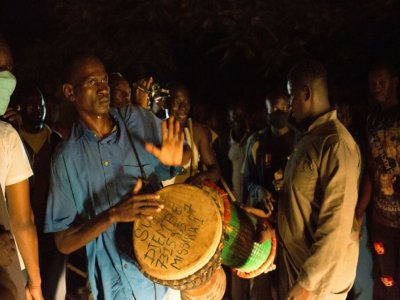 Des partisans de Soumaïla Cissé célèbrent sa libération devant sa maison à Bamako, le 8 octobre 2020 - ANNIE RISEMBERG [AFP]