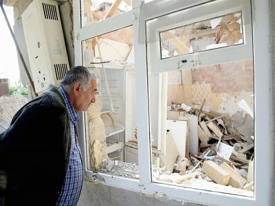 Une maison touchée par des tirs d'artillerie dans le village azerbaïdjanais de Shukurbayli, proche de la région disputée du Nagorny Karabakh, le 8 octobre 2020 - TOFIK BABAYEV [AFP]