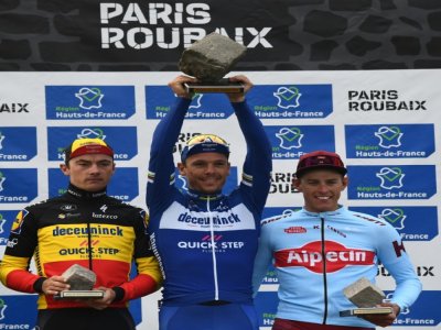 Le Belge Philippe Gilbert vainqueur de l'édition 2019 de Paris-Roubaix, devant l'Allemand Nils Politt et le Belge Yves Lampaert, tous trois réunis sur le podium le 14 Avril 2019 à Roubaix. - Anne-Christine POUJOULAT [AFP/Archives]