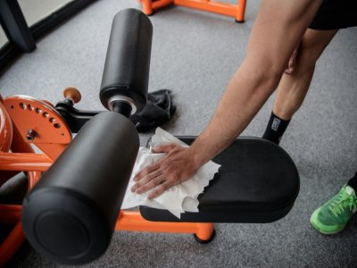 Désinfection d'une machine d'entrainement physique dans une salle de sport à Caen le 4 juin 2020 - Sameer Al-DOUMY [AFP]