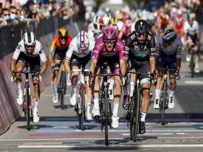 Peter Sagan (d), 2e, aux côtés du vainqueur Arnaud Démare (c), de la 7e étape du Tour d'Italie, entre Matera et Brindisi, le 9 octobre 2020 - Luca Bettini [AFP]