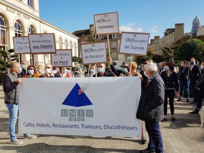 À l'appel de leur syndicat professionnel Umih, patrons de bars, restaurants, hôtels, discothèques ont défilé vendredi 9 octobre, dans les rues d'Alençon.