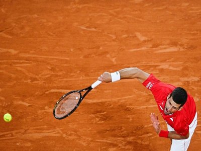 Le Serbe Novak Djokovic face au Grec Stefanos Tsitsipas en demi-finale de Roland-Garros, le 9 octobre 2020 - Anne-Christine POUJOULAT [AFP]