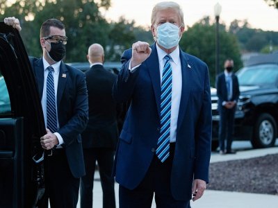 Donald Trump le 5 octobre 2020 à sa sortie de l'hôpital militaire Walter Reed à Bethesda, où il était soigné en raison du Covid-19 - SAUL LOEB [AFP/Archives]