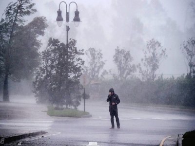 Un journaliste dans une rue de Lake Charles, le 9 octobre 2020 pendant le passage de l'ouragan Delta en Louisiane - CHANDAN KHANNA [AFP]