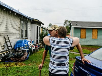 Kimberly Hester et son mari David évacuent le 8 octobre 2020 avant l'arrivée de Delta leur maison déjà endommagée par l'ouragan Laura fin août - CHANDAN KHANNA [AFP]