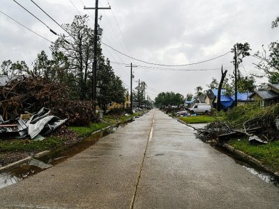 Une rue déserte à Lake Charles à l'approche de l'ouragan Delta, le 8 octobre 2020 en Louisiane - CHANDAN KHANNA [AFP]