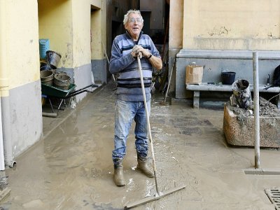 Yvon Dalmaso, retraité, nettoie les dégâts provoqués par les inondations meurtrières, le 8 octobre 2020 à Breil-sur-Roya, dans les Alpes-Maritimes - NICOLAS TUCAT [AFP]