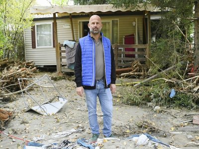 Arnaud Leclercq, propriétaire d'un camping, devant un bungalow détruit par les inondations, le 9 octobre 2020 à Roquebillière, dans les Alpes-Maritimes - NICOLAS TUCAT [AFP]
