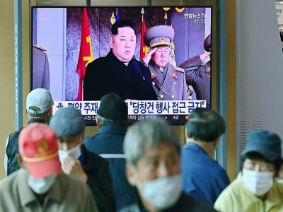 Des passants regardent la télévison qui diffuse des images d'archives du leader nord-coréen Kim Jong Un dans une gare de Séoul le 10 octobre 2020 - Jung Yeon-je [AFP]