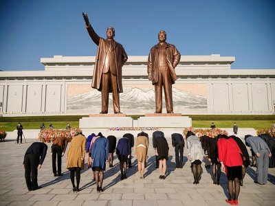 Des Nord-Coréens s'inclinent devant les statues de Kim Il Sung et Kim Jong Il, le 10 octobre 2020 à Pyongyang - KIM Won Jin [AFP]
