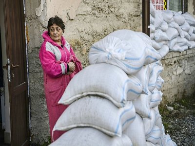 Une habitante devant l'entrée d'un abri, le 10 octobre 2020 à Stepanakert, au Nagorny-Karabakh - ARIS MESSINIS [AFP]