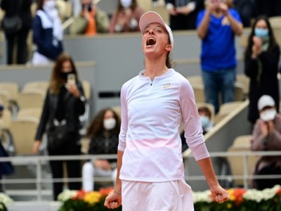 La Polonaise Iga Swiatek exulte après sa victoire en finale de Roland-Garros, le 10 octobre 2020 - MARTIN BUREAU [AFP]