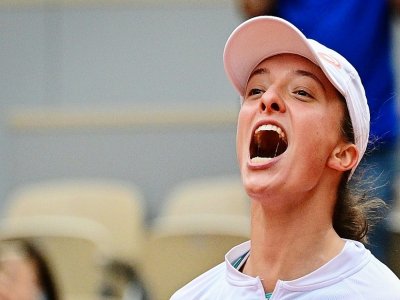 La joie de la Polonaise Iga Swiatek après sa victoire en finale de Roland-Garros face à l'Américaine Sofia Kenin, le 10 octobre 2020 - MARTIN BUREAU [AFP]