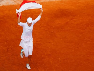 La joie de la Polonaise Iga Swiatek après sa victoire en finale de Roland-Garros face à l'Américaine Sofia Kenin, le 10 octobre 2020 - Thomas SAMSON [AFP]