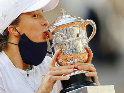La Polonaise Iga Swiatek embrasse le trophée Suzanne Lenglen après sa victoire en finale de Roland-Garros face à l'Américaine Sofia Kenin, le 10 octobre 2020 - Thomas SAMSON [AFP]
