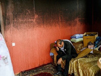 Un homme dans la chambre de son appartement, incendié et détruit par un bombardement, le 10 octobre 2020 à Tartar, en Azerbaïdjan - Bulent Kilic [AFP]