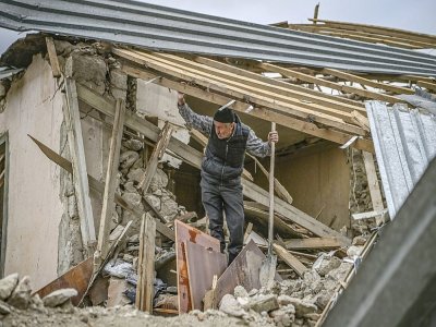 Un habitant dans les ruines de sa maison détruite par un bombardement, le 10 octobre 2020 à Stepanakert, au Nagorny-Karabakh - ARIS MESSINIS [AFP]