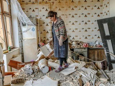Une femme dans les décombres de son appartement détruit pendant un bombardement, le 10 octobre 2020 à Tartar, en Azerbaïdjan - Bulent Kilic [AFP]