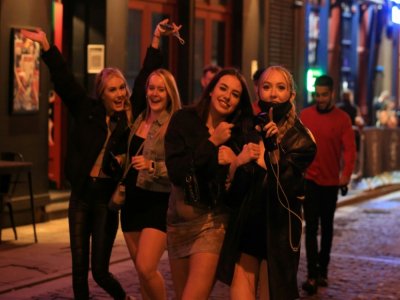 Des jeunes profitent de leur samedi soir à Liverpool le 10 octobre 2020 avant de nouvelles restrictions - Lindsey Parnaby [AFP]
