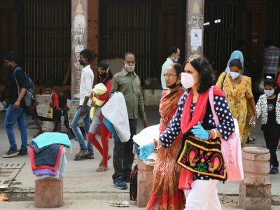 Des passants portent le masque dans un marché du vieux quartier de New Delhi, le 11 octobre 2020 - Sajjad  HUSSAIN [AFP]