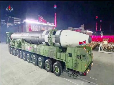 Image tirée d'une vidéo diffusée par l'agence nord-coréenne Kcna, le 10 octobre 2020, montrant ce qui semble être le nouveau missile balistique intercontinental géant dévoilé par la Corée du Nord lors d'un défilé militaire à Pyongyang - - [KCNA/AFP]