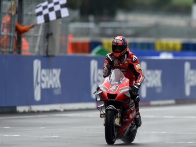 Le pilote italien Danilo Petrucci (Ducati) franchit en vainqueur la ligne d'arrivée du GP de France de MotoGP sur le circuit Bugatti du Mans, le 11 octobre 2020. - JEAN-FRANCOIS MONIER [AFP]