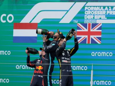 Le Britannique Lewis Hamilton entouré par le Néerlandais Max Verstappen, à gauche, et l'Australie Daniel Ricciardo au Nurburgring le 11 octobre 2020 - RONALD WITTEK [POOL/AFP]