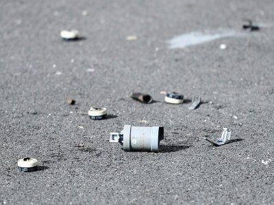 Une bombe de gaz lacrymogène sur le sol devant le commissariat de police de Champigny-sur-Marne cible de tirs de mortiers d'artifice dans la nuit du 10 au 11 octobre 2020 - STEPHANE DE SAKUTIN [AFP]