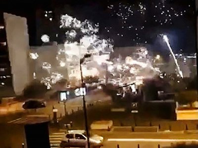 Image tirée d'une vidéo postée sur le compte Twitter @LeCapricieux94 montrant le commissariat de Champigny-sur-Marne cible de tirs de mortiers d'artifice dans la nuit du 10 au 11 octobre 2020 - - [Twitter account of @LeCapricieux94/AFP]