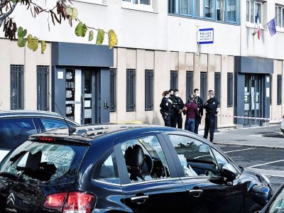Des véhicules aux vitres brisées garés près de l'entrée du commissariat de police de Champigny-sur-Marne, le 11 octobre 2020 - STEPHANE DE SAKUTIN [AFP]