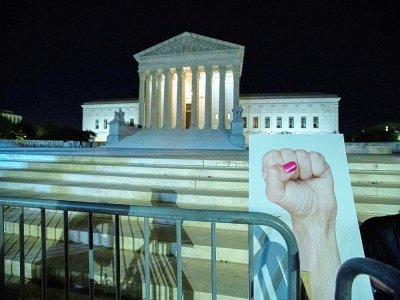 Une affiche de poing levé déposée devant la Cour suprême des Etats-Unis à Washington le 19 septembre 2020 en hommage à sa doyenne décédée Ruth Bader Ginsburg - Jose Luis Magana [AFP]