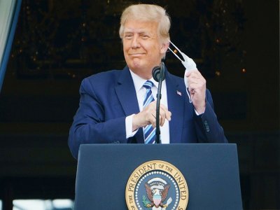 Le président américain Donald Trump s'exprime depuis la balcon de la Maison Blanche devant ses sympathisants le 10 octobre 2020 - MANDEL NGAN [AFP]