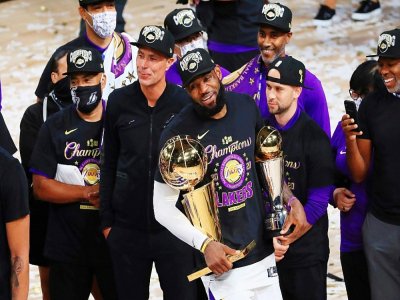 La star des Los Angeles Lakers, Lebron James (centre), a été élu MVP des finales NBA, après le 17e sacre de son équipe, le 11 octobre 2020 à Orlando - Mike Ehrmann [GETTY IMAGES NORTH AMERICA/AFP]