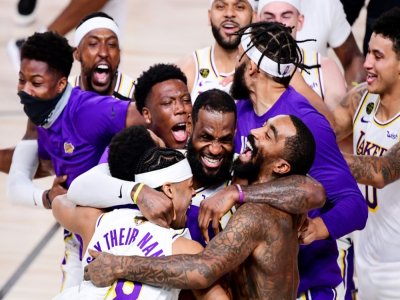 LeBron James, entrouré de ses coéquipiers, célèbre la victoire des Los Angeles Lakers face à Miami, le 11 octobre 2020 à Orlando - Douglas P. DeFelice [GETTY IMAGES NORTH AMERICA/AFP]