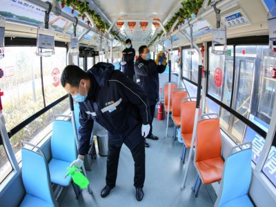 Désinfection d'un bus à Qingdao, le 5 février 2020 dans l'est de la Chine - STR [AFP/Archives]