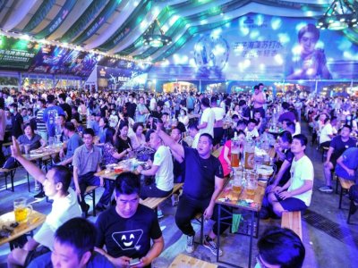 Des touristes participent à la fête de la bière, le 1er août 2020 à Qingdao, dans l'est de la Chine - STR [AFP/Archives]