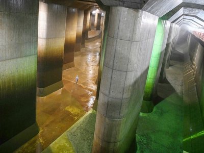 Un employé dans le gigantesque complexe souterrain de Kasukabe qui protège Tokyo des inondations, le 3 septembre 2020 au Japon - Charly TRIBALLEAU [AFP]