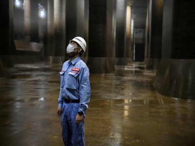 Un employé se tient dans le gigantesque site souterrain de Kasukabe, qui protège Tokyo des inondations, le 3 septembre 2020 - Charly TRIBALLEAU [AFP]