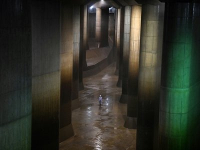 Un employé marche dans le gigantesque complexe souterrain de Kasukabe, qui protège Tokyo des inondations, le 3 septembre 2020 - Charly TRIBALLEAU [AFP]