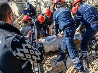 Des équipes de secours transportent une victime d'un bombardement à Ganja, le 11 octobre 2020 en Azerba - Bulent Kilic [AFP]