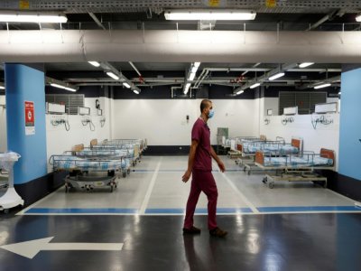 Des lits vides sont alignés dans le parking souterrain de l'hôpital Rambam à Haïfa en Israël le 11 octobre 2020 pour accueillir les malades du Covid-19 - JACK GUEZ [AFP]